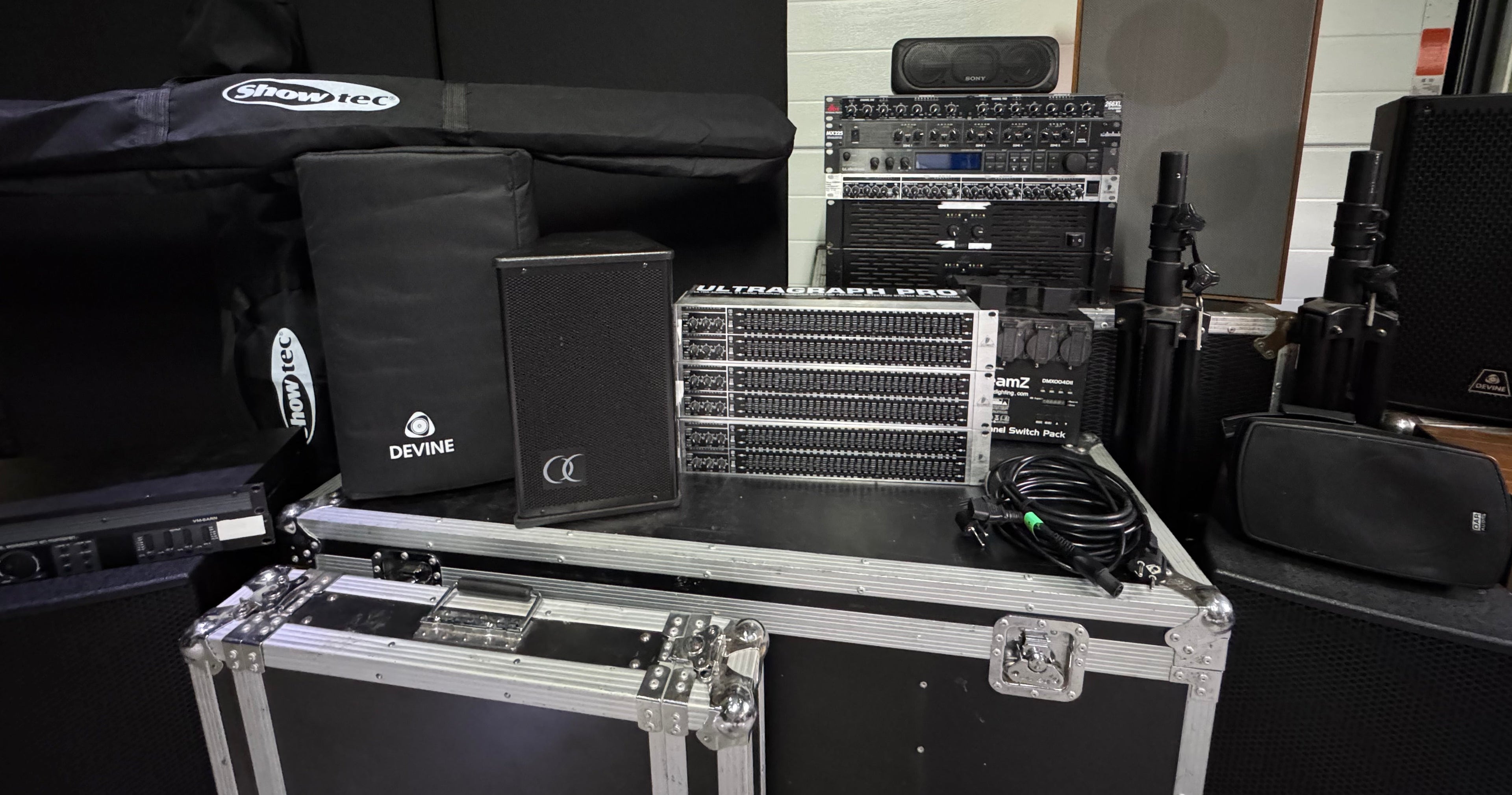 afbeelding met verschillend materiaal dat geveild kan worden zoals devine speakers, equalizers, dap speakers, audac speakers, amplifiers, dbx 266xl, speaker stands, baffles en meer.